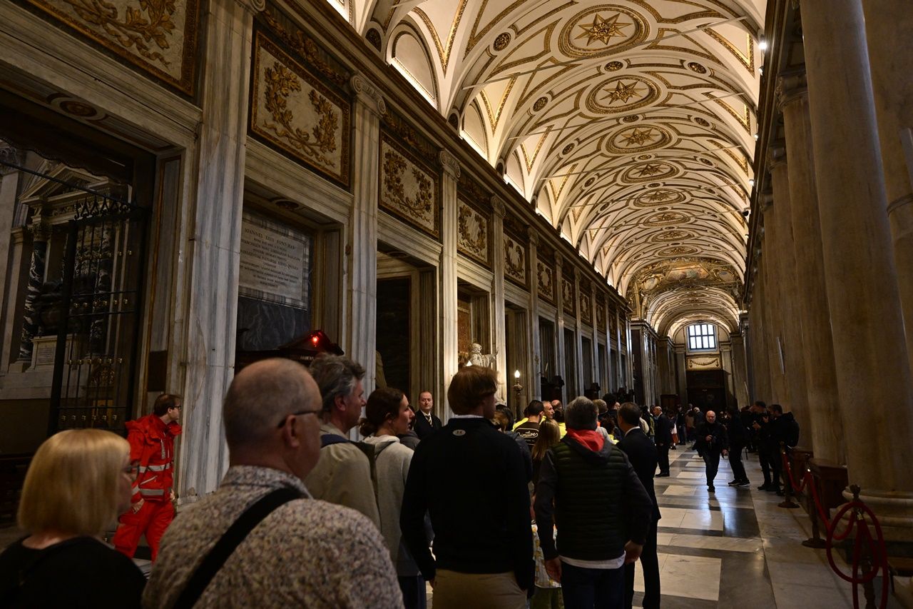 ประชาชนจำนวนมากแห่แหนมาเยี่ยมหลุมพระศพโป๊ปฟรานซิส เพื่อถวายความอาลัย เมื่อ 27 เม.ย. 2568