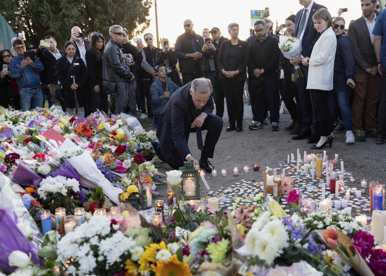 นายมาร์ก คาร์นีย์ นายกรัฐมนตรีแคนาดา ร่วมแสดงการไว้อาลัยแก่ผู้เสียชีวิต