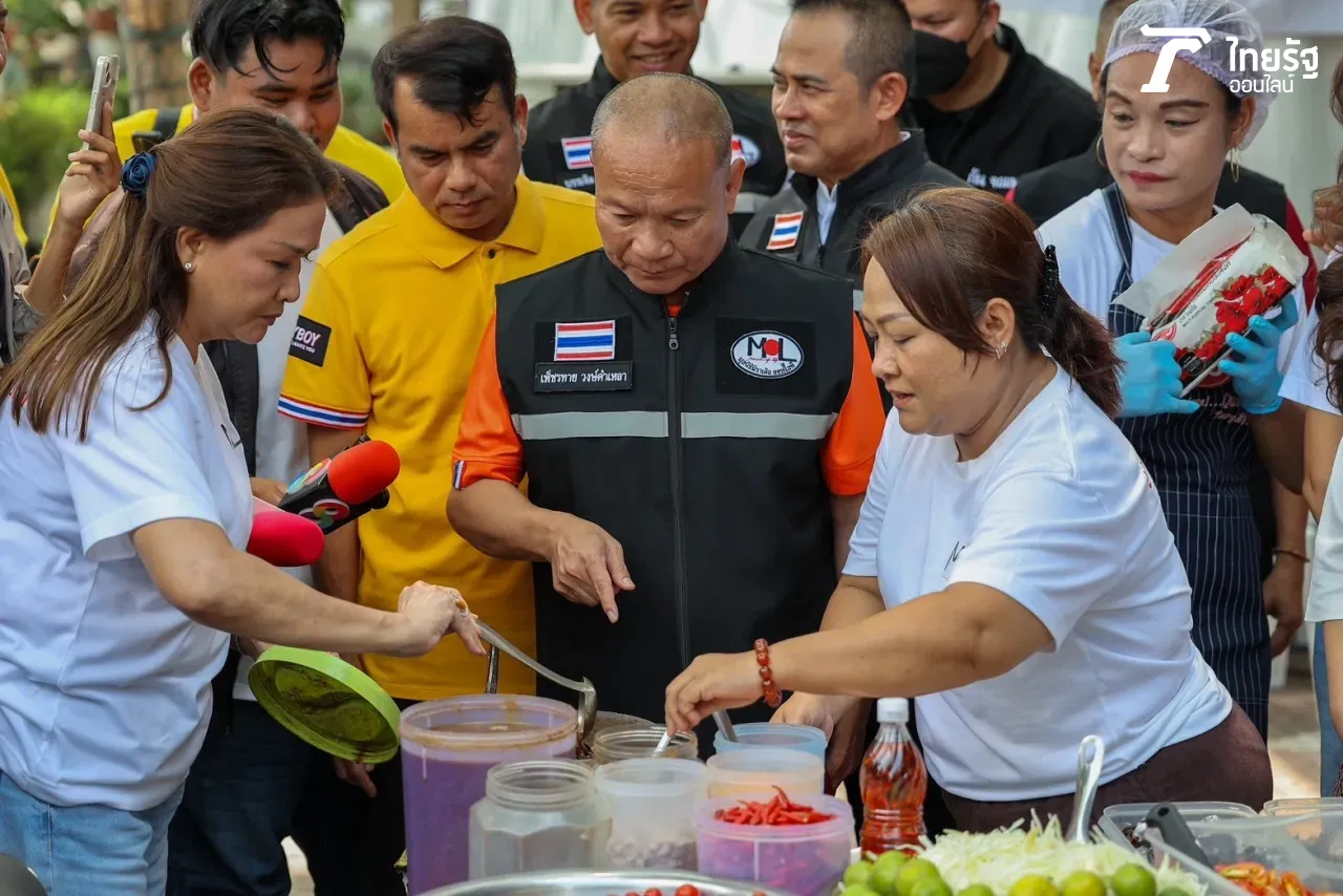 หม่ำ จ๊กมก ทำอาหาร-ให้กำลังใจญาติผู้ประสบภัยตึก สตง. ถล่ม พร้อมมอบเงินช่วยเหลือ