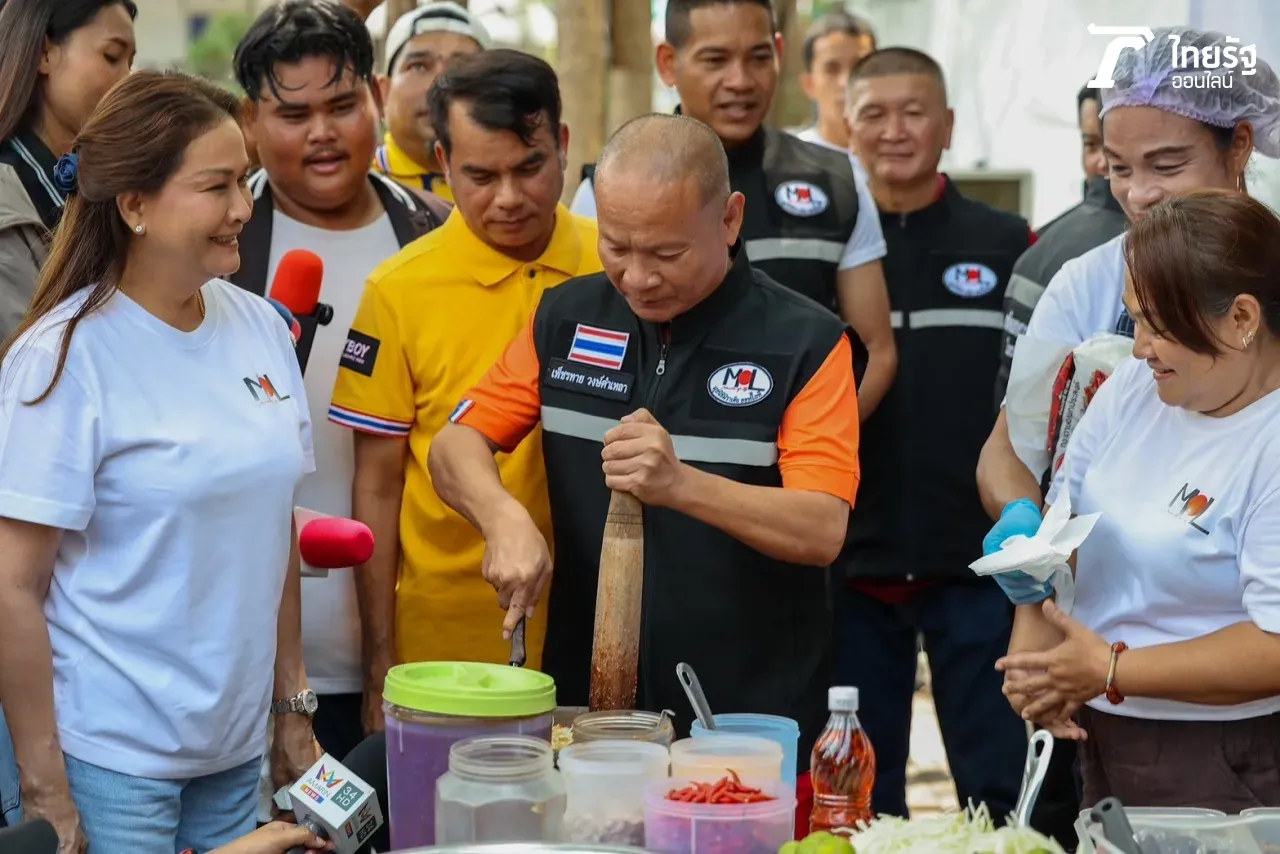 หม่ำ จ๊กมก ทำอาหาร-ให้กำลังใจญาติผู้ประสบภัยตึก สตง. ถล่ม พร้อมมอบเงินช่วยเหลือ