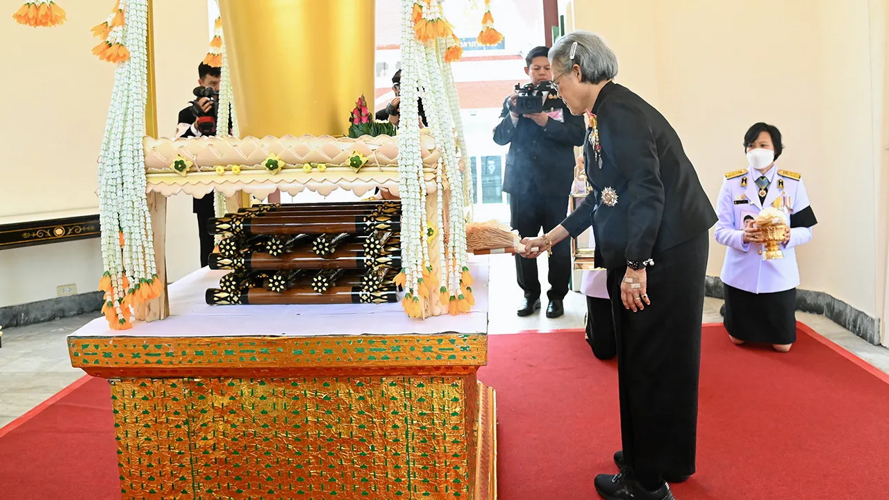 สมเด็จพระกนิษฐาธิราชเจ้า กรมสมเด็จพระเทพรัตนราชสุดาฯ สยามบรมราชกุมารี เสด็จฯแทนพระองค์ไปพระราชทานเพลิงศพ สมเด็จพระมหามุนีวงศ์ ณ เมรุหลวงหน้าพลับพลาอิศริยาภรณ์ วัดเทพศิรินทราวาส เมื่อวันที่ 27 เมษายน.