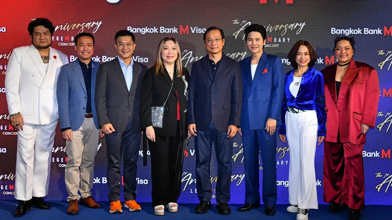 คุ้มค่า วรลักษณ์ ตุลาภรณ์ และ กึกก้อง รักเผ่าพันธุ์ เปิดงาน “The 1st Anniversary LEGEMDARY CONCERT” ฉลองความสำเร็จ พร้อมก้าวเข้าสู่ปีที่ 2 ของบัตร Co-Brand Bangkok Bank M Visa โดยมี นที ศรีรัศมี และ วรนุช ศิรธรานนท์ มาร่วมงานด้วย ที่เดอะมอลล์ไลฟ์สโตร์ งามวงศ์วาน วันก่อน.