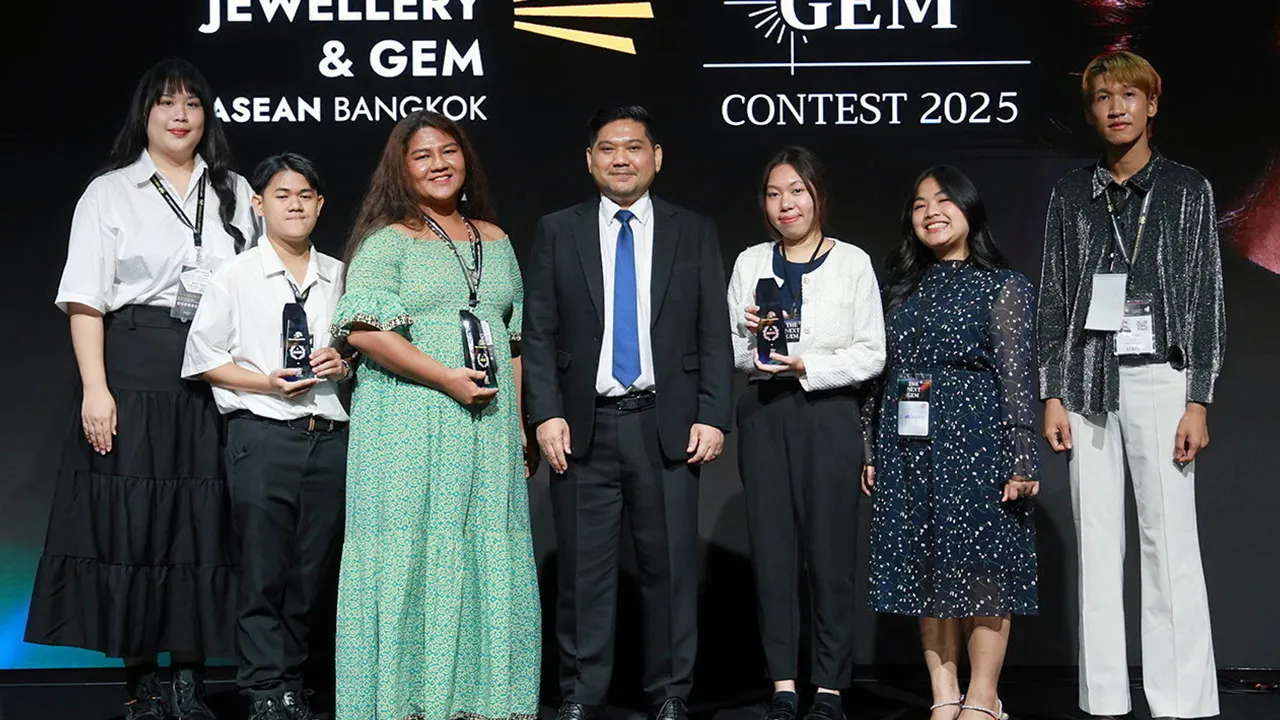 เก่งมั่ก ธัชพล วงษ์รักษา มอบโล่และเงิน 20,000 บาท ให้ติโลตตมา แก้วมาระวัง ผู้ชนะเลิศอันดับหนึ่ง “The Next Gem Contest 2025” จากการประกวดออกแบบเครื่องประดับ เพื่อเฟ้นหานักออกแบบรุ่นใหม่ที่มีไอเดียและความคิดสร้างสรรค์โดดเด่น ที่ศูนย์การประชุมแห่งชาติสิริกิติ์ วันก่อน.