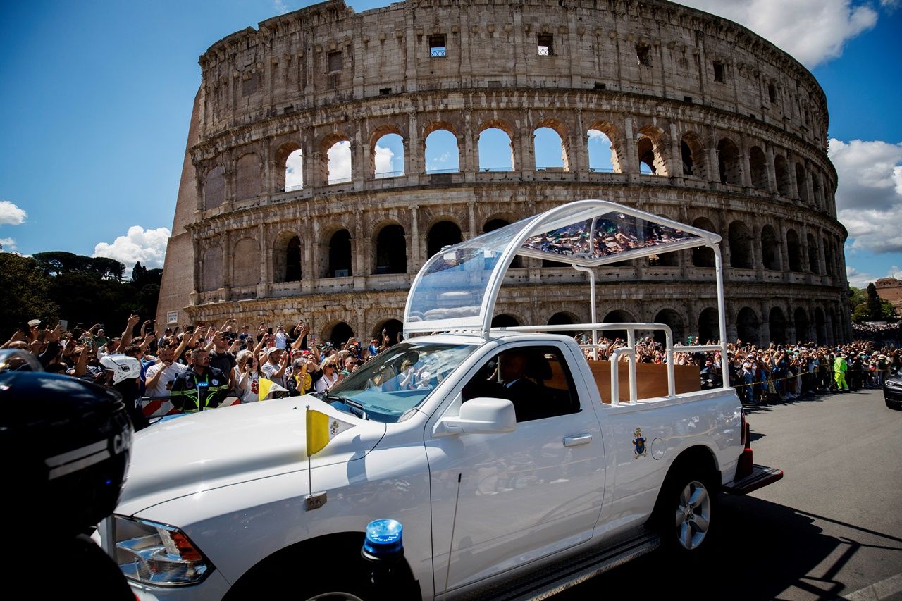 ประชาชนจำนวนมากรวมตัวกัน 2 ฝากถนน เพื่อส่งโป๊ปฟรานซิสเป็นครั้งสุดท้าย เมื่อ 26 เม.ย. 2568