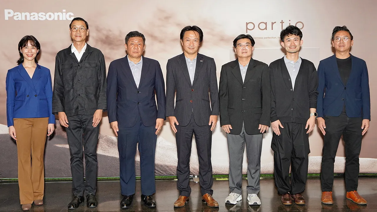 ดีไซน์สวย โทชิอากิ อาซากุระ เปิดตัวผลิตภัณฑ์ “พาร์ทิโอ” สวิตช์และเต้ารับซีรีส์ใหม่ โดดเด่นด้วยดีไซน์ไร้กรอบเข้ากับทุกการออกแบบของที่อยู่อาศัยอย่างลงตัว โดยมี ณัฐพงษ์ ฤกษ์สุทธิ วิเศษ, เผดิมเกียรติ สุขกันต์ และ วีรภัฎ โชคดีทวีอนันต์ มาร่วมงานด้วย ที่อาคารเอยูเอ วันก่อน.