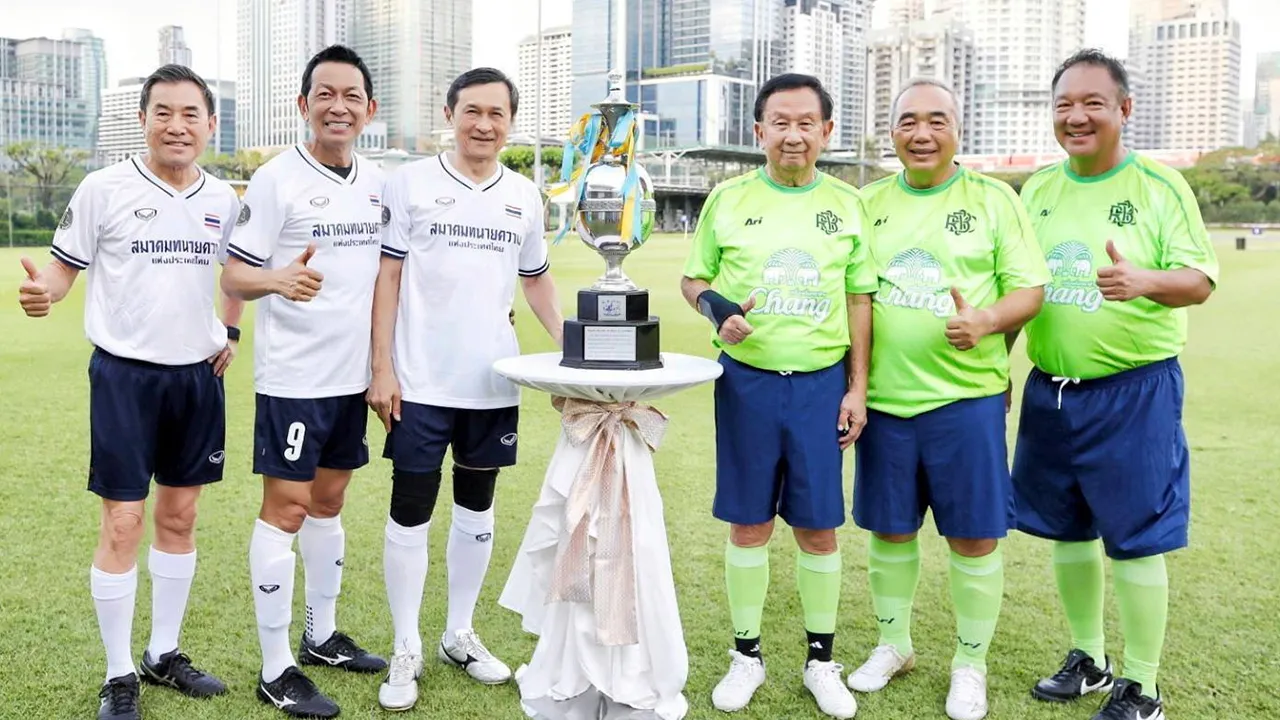 ฟุตบอลประเพณี นรินท์พงศ์ จินาภักดิ์ และ ปานสรวง ชุมสาย ณ อยุธยา จัดการแข่งขันฟุตบอลประเพณีระหว่างสมาคมทนายความกับราชกรีฑาสโมสร ครั้งที่ 15 โดยมี จาตุรนต์ ฉายแสง และ กิตติรัตน์ ณ ระนอง มาร่วมแข่งด้วย ที่สนามสปอร์ตคลับ ถนนอังรีดูนังต์ วันก่อน.