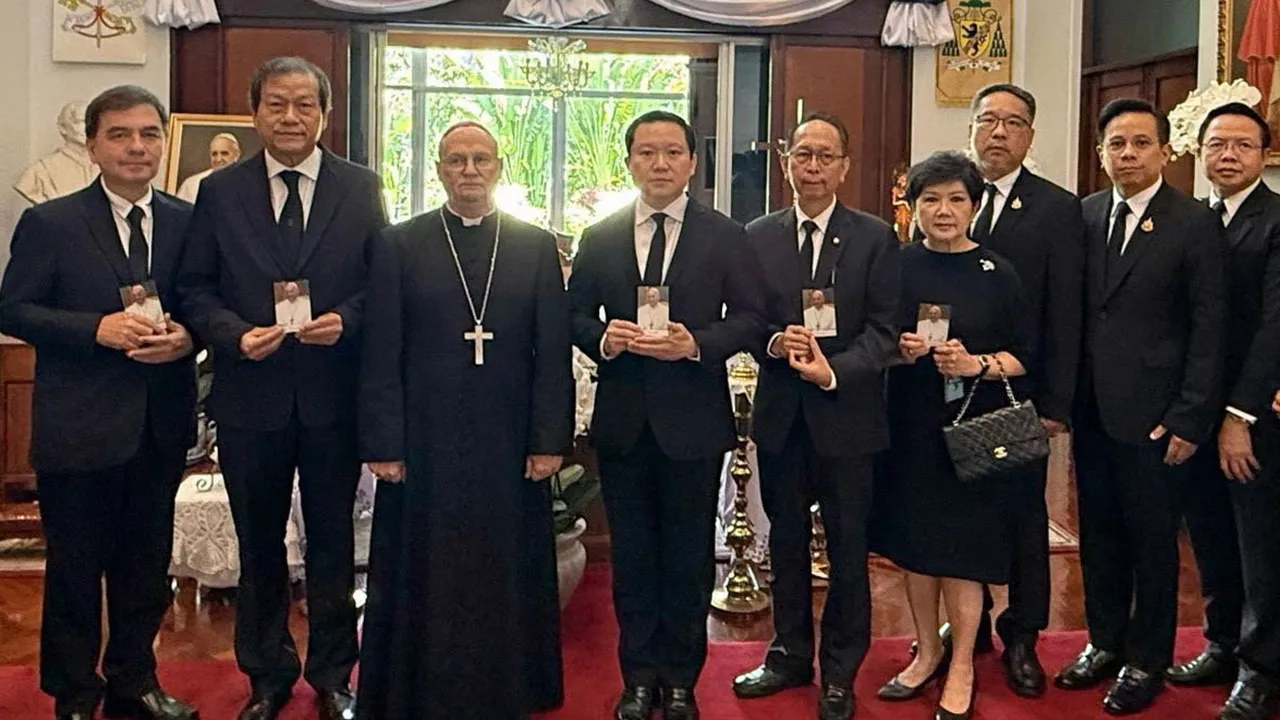 ถวายอาลัย ฐาปน สิริวัฒนภักดี ประธาน จนท.บห.บริษัทไทยเบฟเวอเรจ มาร่วมลงนามถวายความอาลัยแด่ สมเด็จพระสันตะปาปาฟรันซิส โดยมี ศ.ดร.อภินันท์ โปษยานนท์, ดุสิต เขมะศักดิ์ชัย และ นิติกร กรัยวิเชียร มาร่วมในพิธีด้วย ที่สถานเอกอัครสมณทูตนครรัฐวาติกัน วันก่อน.