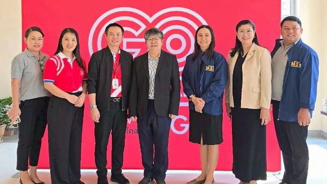 แนะแนวทาง ยิ่งลักษณ์ นิพนธ์ศิริ เปิดกิจกรรม University Road Show เพื่อแนะนำสาขาการเรียนของนักศึกษา เพื่อรองรับความต้องการบุคลากรมีความชำนาญเฉพาะทาง โดยมี รศ.ดร.ภกญ.จันทร์ทิพย์ กาญจนศิลป์ และ ดุสิต สืบสกุลแก้ว มาร่วมงานด้วย ที่มหาวิทยาลัยมหาสารคาม วันก่อน.