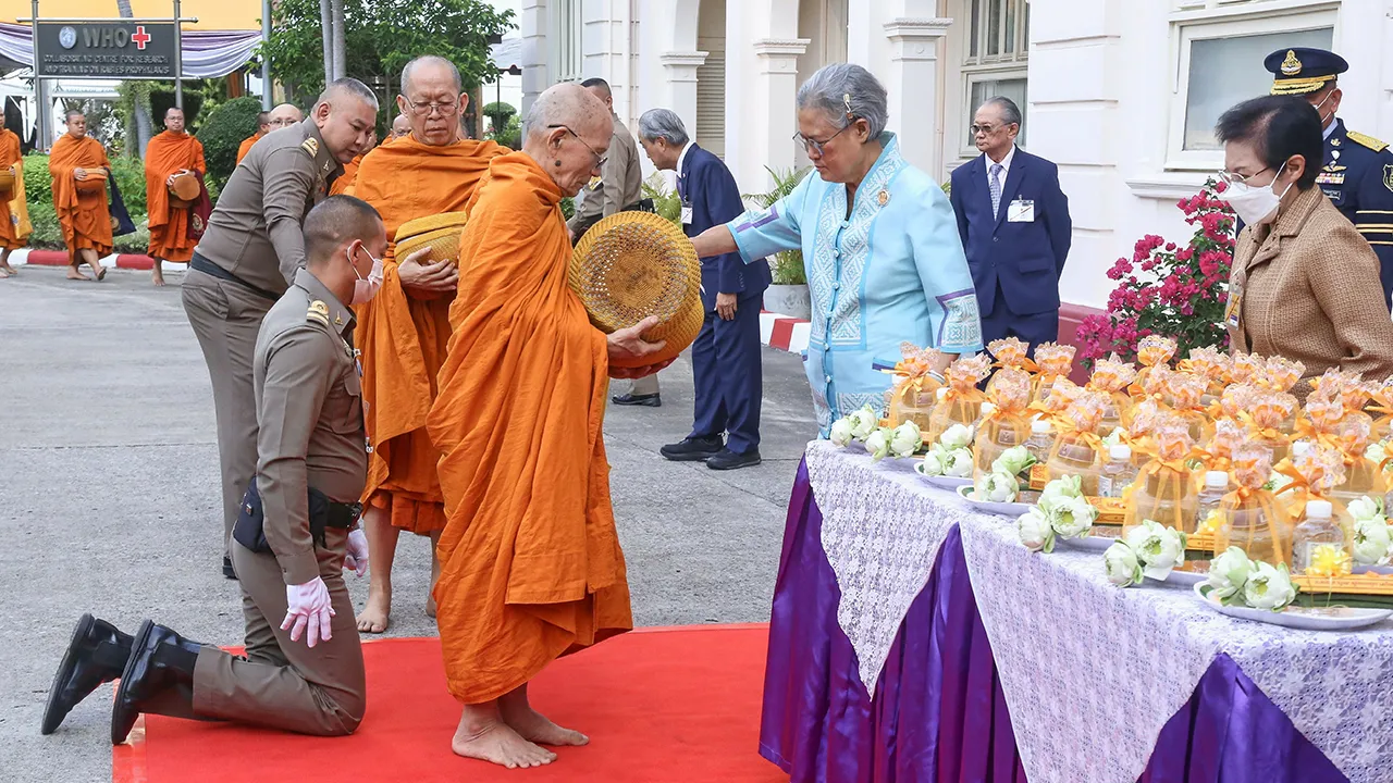 สมเด็จพระกนิษฐาธิราชเจ้า กรมสมเด็จพระเทพรัตนราชสุดาฯ สยามบรมราชกุมารี เสด็จฯไปทรงบาตรพระสงฆ์ เนื่องในโอกาสวันสถาปนาสภากาชาดไทย ครบรอบ 132 ปี ณ สถานเสาวภา สภากาชาดไทย เมื่อวันที่ 25 เมษายน.