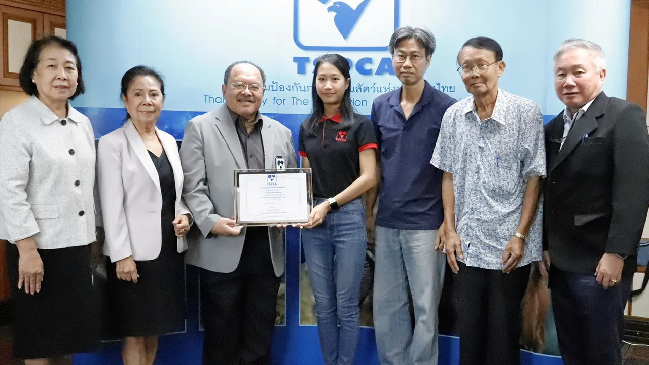 ทำดี - รศ.น.สพ.ปานเทพ รัตนากร มอบเกียรติบัตรให้ โมกข์สิตา ชื่นวัฒนกุล อาสาสมัครสวัสดิภาพสัตว์ เพื่อยกย่องความทุ่มเทในการปฏิบัติหน้าที่ โดยมี รศ.นุชทิพย์ บรรจงศิลป์, สวรรค์ แสงบัลลังค์, เจษฎา อนุจารี และ ดร.สุคนธา อรุณภู่ มาร่วมในพิธีด้วย ที่อาคาร B.L.H. วันก่อน.