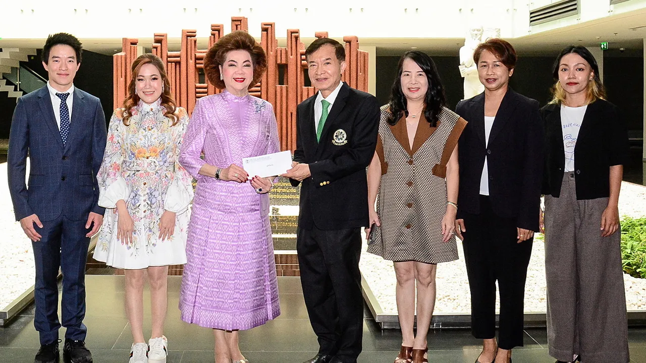 เพื่อการศึกษา - ดร.พัชรา วีรบวรพงศ์ รองประธาน กก.บห.บริษัทสยามแก๊ส แอนด์ ปิโตรเคมีคัลส์ มอบเงินจำนวน 100,000 บาท ให้ สราวุธ วัชรพล เพื่อสมทบทุนมูลนิธิไทยรัฐ โดยมี พัชราวดี วีรบวรพงศ์ และ วัลลภ กมลวิศิษฎ์ มาร่วมในพิธีด้วย ที่ สนง.นสพ.ไทยรัฐ วันก่อน.