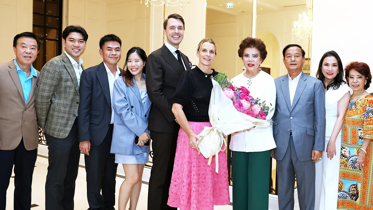 เบิร์ธเดย์ - โดโรธี เฮนริโอ, โยฮันเนส เอเดอร์ และ นลินัส มัคคพัฒน์ ผู้บริหารระดับสูงจากแวน คลีฟ แอนด์ อาร์เปลส์ จัดงานเลี้ยงฉลองวันเกิดให้ลูกค้าคนสำคัญ จรรยา สว่างจิตร โดยมี พล.ท.ดร.พีระพงษ์ มานะกิจ มาร่วมงานด้วย ที่คอนโดมิเนียมไนน์ตี้เอท ไวร์เลส วันก่อน.