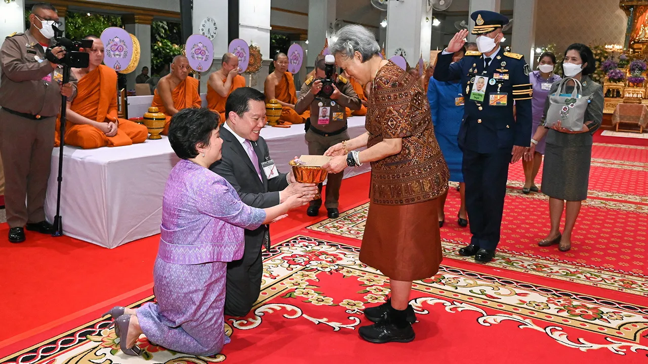 สมเด็จพระกนิษฐาธิราชเจ้า กรมสมเด็จพระเทพรัตนราชสุดาฯ สยามบรมราชกุมารี เสด็จพระราชดำเนินไปในงาน “วิวัฒนายุมงคล 50 ปี มูลนิธิสายใจไทย” ในโอกาสครบ 50 ปี การก่อตั้งมูลนิธิสายใจไทย ในพระบรมราชูปถัมภ์ ในการนี้ ฐาปน สิริวัฒนภักดี เฝ้ารับเสด็จ ณ วัดปทุมวนาราม เขตปทุมวัน เมื่อวันที่ 29 เมษายน.