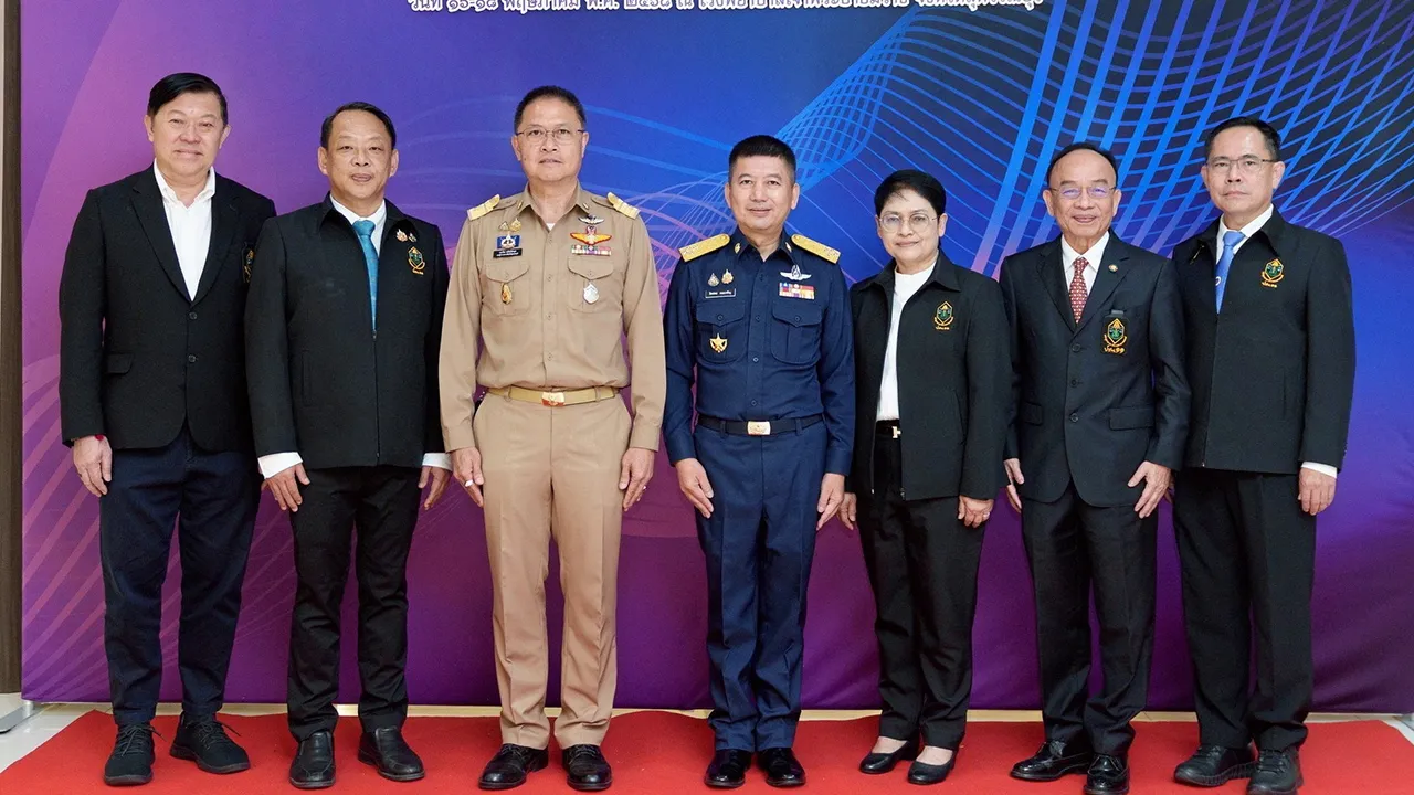 แพทย์อาสา - พล.อ.อ.นพ.อิทธพร คณะเจริญ และ กลวัชร ทรัพย์ส่งสุข แถลงข่าว “โครงการหน่วยแพทย์อาสาเฉพาะทางร่วมใจเฉลิมพระเกียรติ” ครั้งที่ 10 ของนักศึกษาหลักสูตร ปธพ. โดยมี นพ.เฉลิม หาญพาณิชย์ และ พิชัย จิราธิวัฒน์ มาร่วมงานด้วย ที่แพทยสภา วันก่อน.