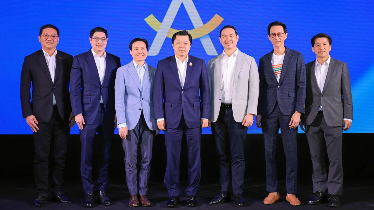 ช็อปเพลิน - ศุภชัย เจียรวนนท์ เปิดตัว “Amaze Super App” แอปช็อปปิ้งคอนเซ็ปต์ใหม่ เปลี่ยนทุกพอยต์จากหลายแหล่งของคุณเป็นพลังช็อปจากเครือซีพี โดยมี ดร.สรินทิพย์ สถิตย์เสถียร, ธนิศร์ เจียรวนนท์ และ ธรินทร์ ธนียวัน มาร่วมงานด้วย ที่ทรู ดิจิทัล พาร์ค วันก่อน.