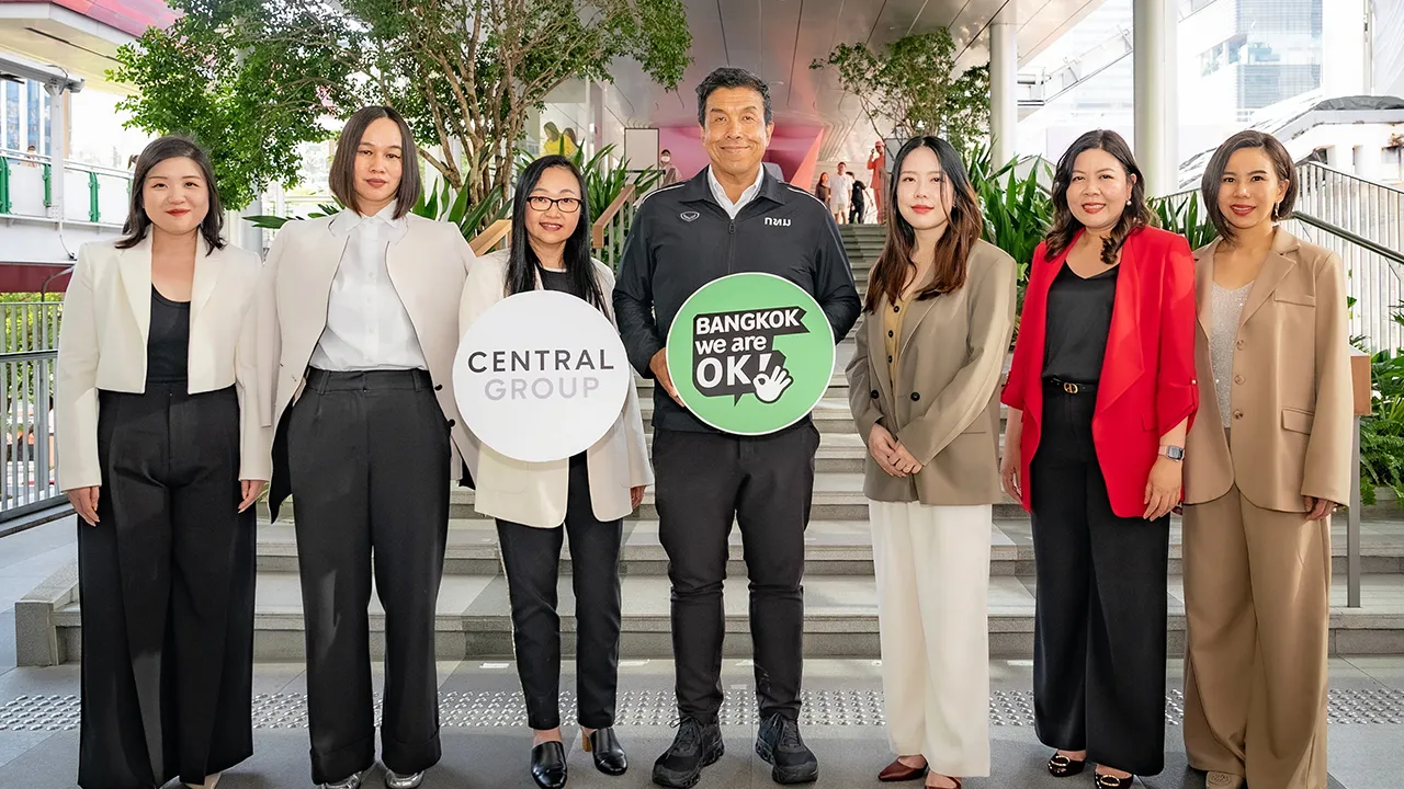 เที่ยวสบาย - รศ.ชัชชาติ สิทธิพันธุ์ และ อัจฉรา วิสุทธิวงศ์รัตน์ เปิดแคมเปญ “Bangkok We are OK!” เพื่อเสริมความมั่นใจด้านความปลอดภัยในพื้นที่เมือง พร้อมต้อนรับผู้มาเยือนจากทุกมุมโลก โดยมี ทิพมาศ เกษี และ ดลลัชนัย สุทธารมณ์ มาร่วมงานด้วย ที่ชิดลม สกาย เทอเรส วันก่อน.