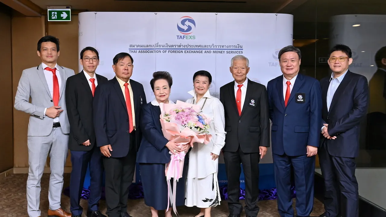 ดีใจด้วย ลาวัลย์ กันชาติ มอบดอกไม้แสดงความยินดีให้ ชนาพร พูนทรัพย์หิรัญ ในโอกาสได้รับเลือกเป็นนายกสมาคมแลกเปลี่ยนเงินตราต่างประเทศและบริการทางการเงิน วาระที่ 7 โดยมีศุภกร รวยวาสนา และ วีระวุฒิ ชุตินันท์วโรดม มาร่วมในพิธีด้วย ที่โรงแรมอโนมา แกรนด์ วันก่อน.