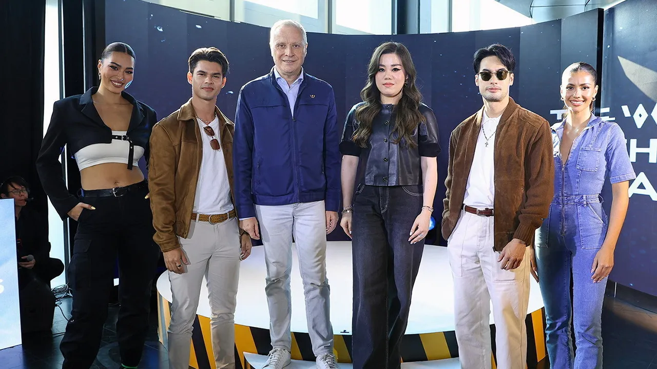 ไม่ธรรมดา อรุณรุ่ง ศรีวัฒนประภา และ มาร์ค เบกาสาท เปิดตัว “มหานคร แบงค็อก ไอ–ทิลท์” เครื่องเล่นเอ็กซ์ตรีมเอนท้าแรงโน้มถ่วงแบบเอาต์ดอร์ ให้สัมผัสประสบการณ์เอนตัวออกจากขอบตึกบนความสูง 296 เมตร โดยมี แอนโทเนีย โพซิ้ว มาร่วมงานด้วย ที่คิง เพาเวอร์ มหานคร วันก่อน.