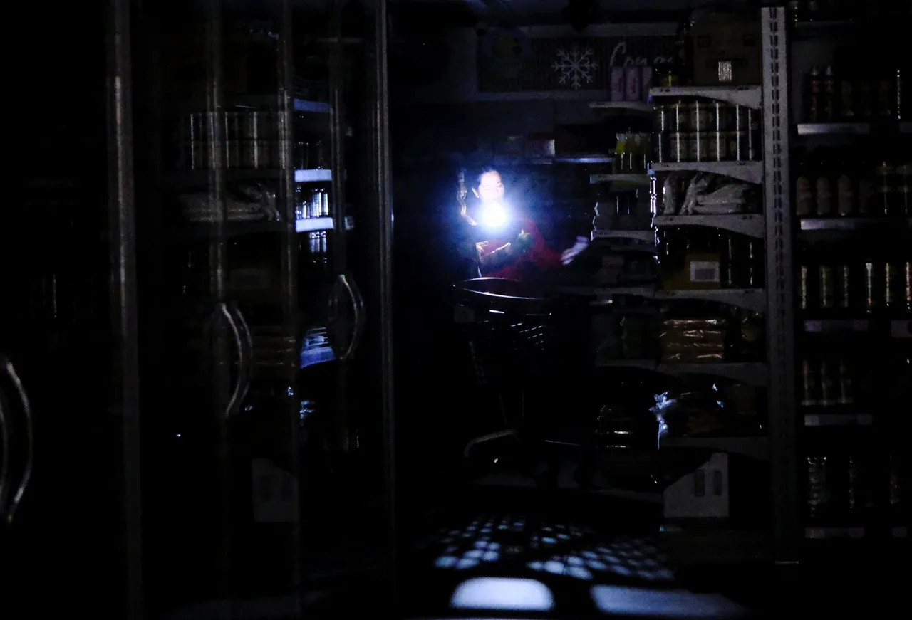 ห้างสรรพสินค้าในเมืองบาร์เซโลนามืดสนิท หลังเกิดไฟดับทั่วสเปน เมื่อ 28 เม.ย. 2568