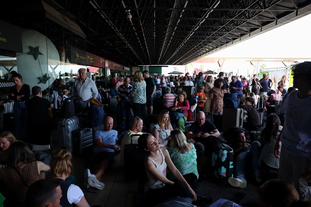 ผู้คนจำนวนมากรออยู่นอกอาคารผู้โดยสารของท่าอากาศยานลิสบอน ในกรุงลิสบอน ของโปรตุเกส หลังเกิดไฟดับครั้งใหญ่ เมื่อ 28 เม.ย. 2568