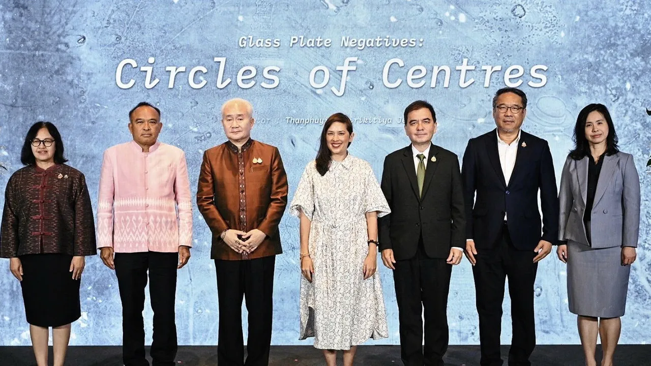 อย่าพลาด พนมบุตร จันทรโชติ, ท่านผู้หญิงสิริกิติยา เจนเซน และ นิติกร กรัยวิเชียร แถลงข่าวการจัดนิทรรศการภาพถ่ายจากฟิล์มกระจก “หอพระสมุดวชิรญาณ” ระหว่าง 22 พ.ค.-27 ก.ค. ที่หอศิลป์ กทม. โดยมี สำรวย นักการเรียน มาร่วมงานด้วย ที่พิพิธภัณฑสถานแห่งชาติ วันก่อน.