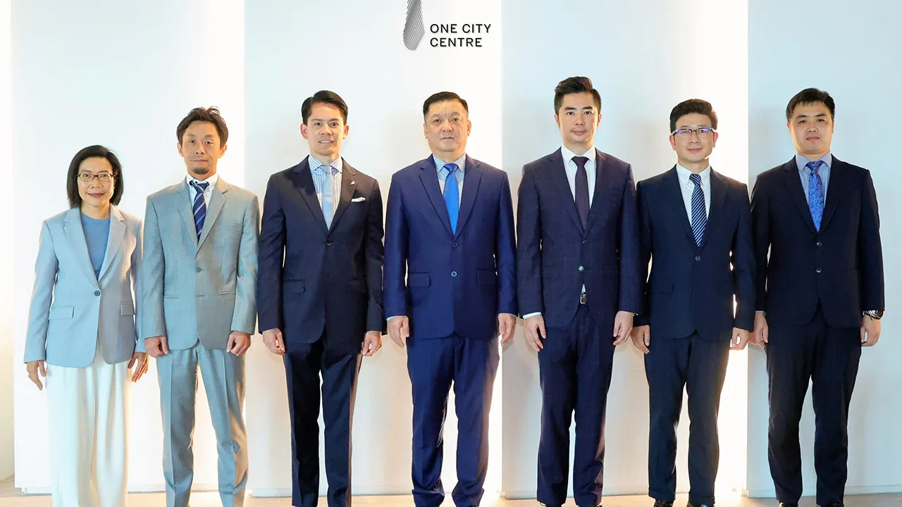 เช่าพื้นที่ กรณ์ ณรงค์เดช และ ยูจิ โอกาโมโต ให้การต้อนรับ เจียเหว่ย จาง และ สตีเฟ่นบาว์ ในโอกาสเลือกเช่าพื้นที่อาคารโอซีซี เพื่อเป็นสำนักงานใหญ่แห่งใหม่ของบริษัทเคอีเอ็กซ์ เอ็กซ์เพรส โดยมี ไคสัน เฉิน และ วิคเตอร์ เหมา มาร่วมต้อนรับด้วย ที่อาคารโอซีซี วันก่อน.