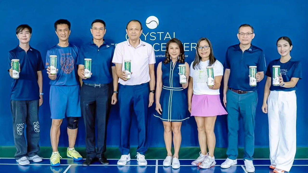 แข่งเทนนิส ศุภานวิต เอี่ยมสกุลรัตน์ รับมอบลูกเทนนิสดันลอปจาก กิตตน์สมบัติ เอื้อมมงคล เพื่อใช้ในการแข่งขันเทนนิสชิงชนะเลิศแห่งประเทศไทย ครั้งที่ 78 โดยมี จุฑาภรณ์ บุบผาสิน และ ยุทธนา ภู่ประกาย มาร่วมในพิธีด้วย ที่สนามเทนนิสในร่ม คริสตัล สปอร์ต วันก่อน.