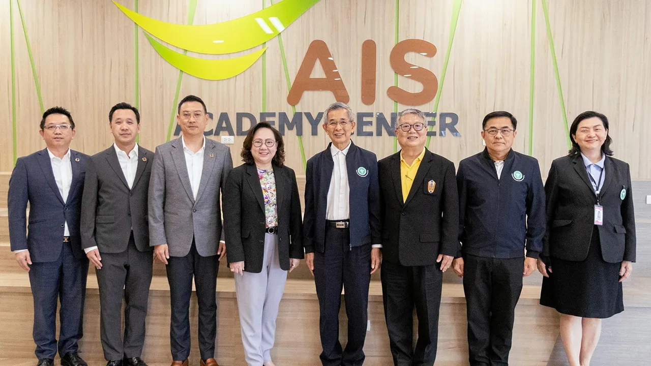 รู้เท่าทัน กานติมา เลอเลิศยุติธรรม ให้การต้อนรับผู้เข้าอบรมหลักสูตรการพัฒนาความเชี่ยวชาญด้านนโยบายและยุทธศาสตร์สุขภาพ ในโอกาสเข้ารับฟังบรรยายในหัวข้อ “รู้เท่าทันถึงการเปลี่ยนแปลงของเทคโนโลยีและนวัตกรรม” จากผู้บริหารเอไอเอส ที่อาคารเพิร์ล แบงก์ค็อก วันก่อน.