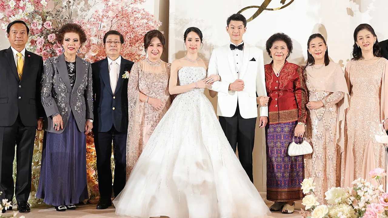 วิวาห์ชื่นมื่น - พล.ท.ดร.พีระพงษ์ มานะกิจ และ จรรยา สว่างจิตร เป็นประธานในงานวิวาห์ระหว่าง นัทธนดา สิงห์ทอง บุตรี ศักดิ์สิน จิตรานนท์–พล.ร.ต.หญิง วลีพร สิงห์ทอง กับ ภักดิ์สิน เอื้อศรีวงศ์ บุตร ศักดิ์ชัย เอื้อศรีวงศ์–วรุณี ไชยมงคลกิจ ที่โรงแรมดิ แอทธินี วันก่อน.