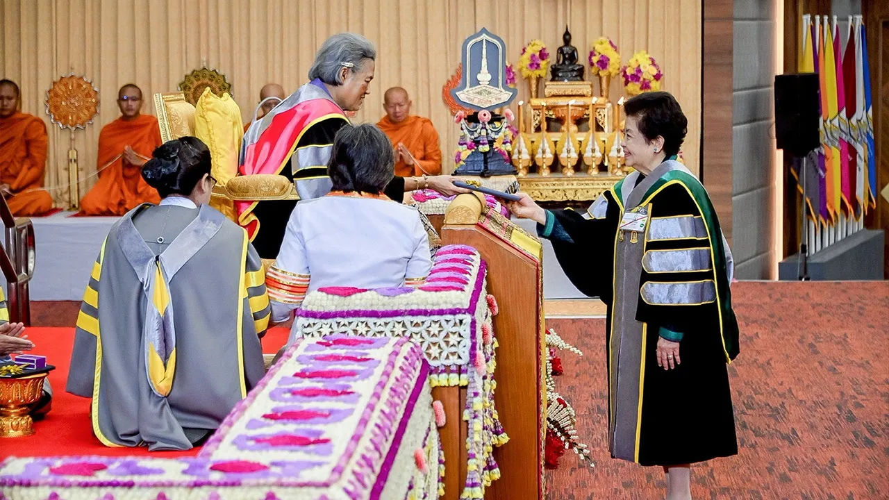 สมเด็จพระกนิษฐาธิราชเจ้า กรมสมเด็จพระเทพรัตนราชสุดาฯ สยามบรมราชกุมารี เสด็จฯ แทนพระองค์ไปพระราชทานปริญญาบัตรแก่ผู้สำเร็จการศึกษาจากมหาวิทยาลัยมหาสารคาม ในการนี้ ศ.พญ.สมศรี เผ่าสวัสดิ์ เข้ารับพระราชทานปริญญาแพทยศาสตรดุษฎีบัณฑิตกิตติมศักดิ์ ณ มหาวิทยาลัยมหาสารคาม เมื่อวันที่ 15 พฤษภาคม.