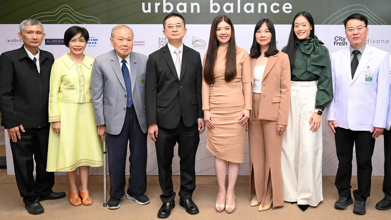 ครบวงจร - นภารัตน์ ศรีวรรณวิทย์ และ พิมพ์พร งามขจรวิวัฒน์ เปิดโซนใหม่ล่าสุด “Urban Balance” พร้อมแนะนำ 26 แบรนด์ใหม่ครอบคลุมบริการด้านสุขภาพและความงามครบวงจร โดยมี พล.ต.ท.ทวีศิลป์ เวชวิทารณ์ และ รุจิเรศ นีรปัทมะ มาร่วมงานด้วย ที่เซ็นทรัลเวิลด์ วันก่อน.