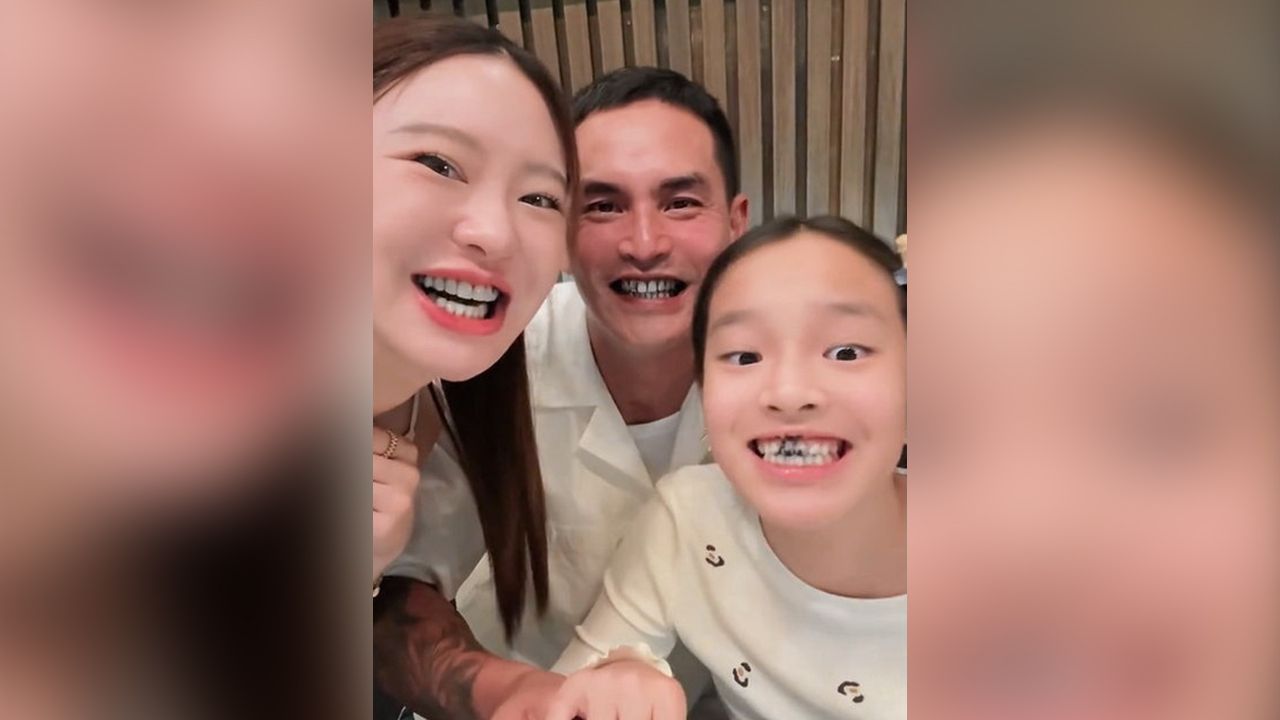 ภาพโมเมนต์อบอุ่น มายด์ ณภศศิ พา น้องปีใหม่ พาคุณพ่อ สงกรานต์ เตชะณรงค์ ฉลองวันเกิดทำคอนเทนต์อินฟลูสายกินรุ่นจิ๋ว น้องปี รีวิวเก่งสุดๆ แฟนๆยิ้มตาม ให้ผ่าน!