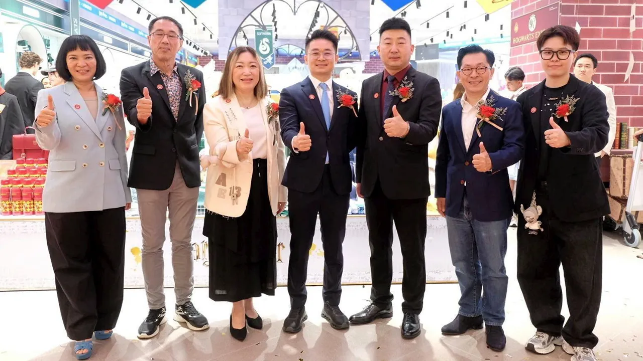 ของจากดิสนีย์ วรลักษณ์ ตุลาภรณ์ และ วินเซนต์ หวง เปิด “Miniso Flagship Store” แบรนด์สินค้าไลฟ์สไตล์และสินค้าลิขสิทธิ์คอลเลกชันระดับโลก พร้อมแนะนำคอลเลกชัน “Stitch Gen Z Street Series Vinyl Plush” จากดิสนีย์ โดยมี ปรีชา อาชามงคล มาร่วมงานด้วย ที่เดอะมอลล์ไลฟ์สโตร์ บางกะปิ วันก่อน.