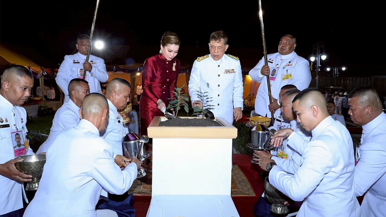 พระบาทสมเด็จพระเจ้าอยู่หัว และ สมเด็จพระนางเจ้าฯ พระบรมราชินี เสด็จพระราชดำเนินไปทรงปลูกต้นพระศรีมหาโพธิยาลงกรณ์ เนื่องในวันวิสาขบูชา ณ พื้นที่ปลูก พระที่นั่งอัมพรสถาน พระราชวังดุสิต เมื่อวันก่อน.