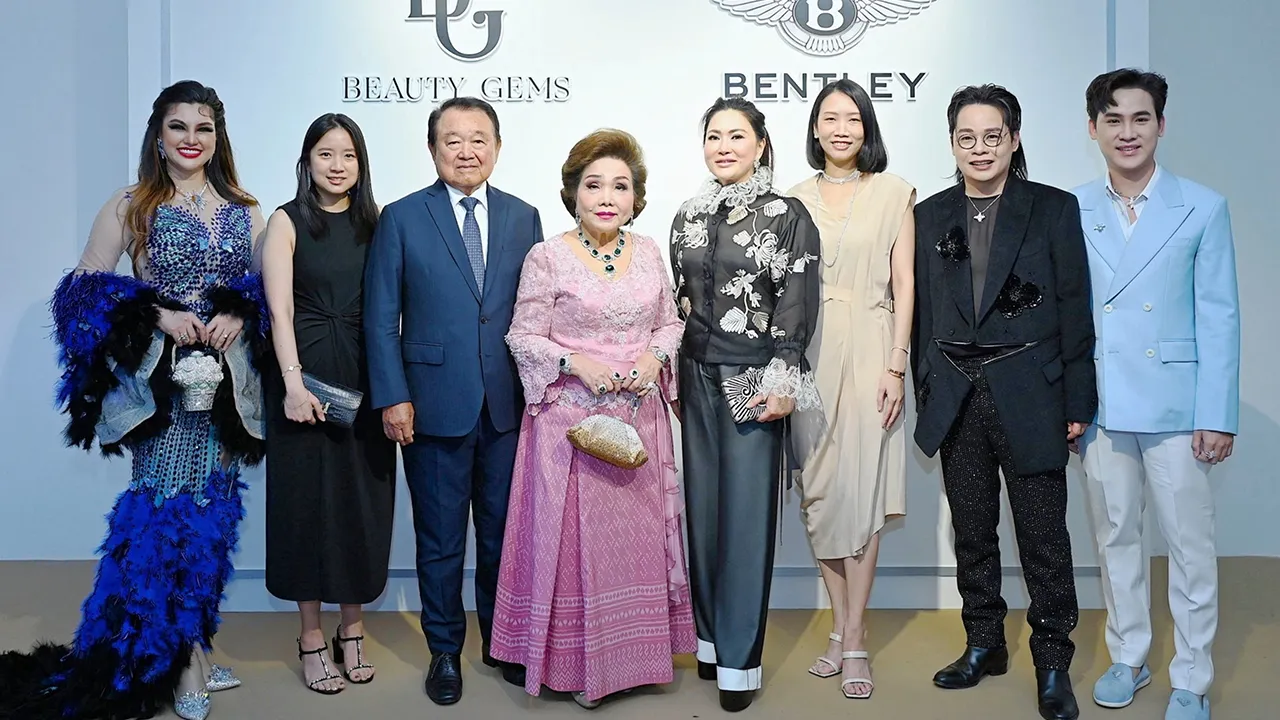 มีคุณค่า สุริยน ศรีอรทัยกุล จัดงาน “BEAUTY GEMS × BENTLEY BANGKOK THE ULTIMATE LUXURY EXPERIENCE” โชว์เครื่องประดับและอัญมณีจากช่างฝีมือคนไทยให้ลูกค้าได้ยลโฉมความงาม โดยมี ดร.พรสิทธิ์ ศรีอรทัยกุล และ ดร.สุมาลี ศรีสุภรวาณิชย์ มาร่วมงานด้วย ที่เซ็นทรัล ชิดลม วันก่อน.