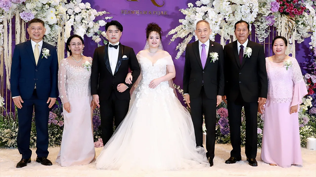 วิวาห์ชื่นมื่น อำพน กิตติอำพน องคมนตรี เป็นประธานในงานวิวาห์ระหว่าง เรียวหนาม บุตรี คทาเทพ–นิจพร สุขนิรันดร์ กับ พิจักษณ์ บุตร ขจิต–ปิยะพร ชัชวานิชย์ ท่ามกลางบรรยากาศของความชื่นมื่น ที่ห้องอัศวิน แกรนด์ โรงแรมอัศวิน แกรนด์ คอนเวนชั่น วันก่อน.
