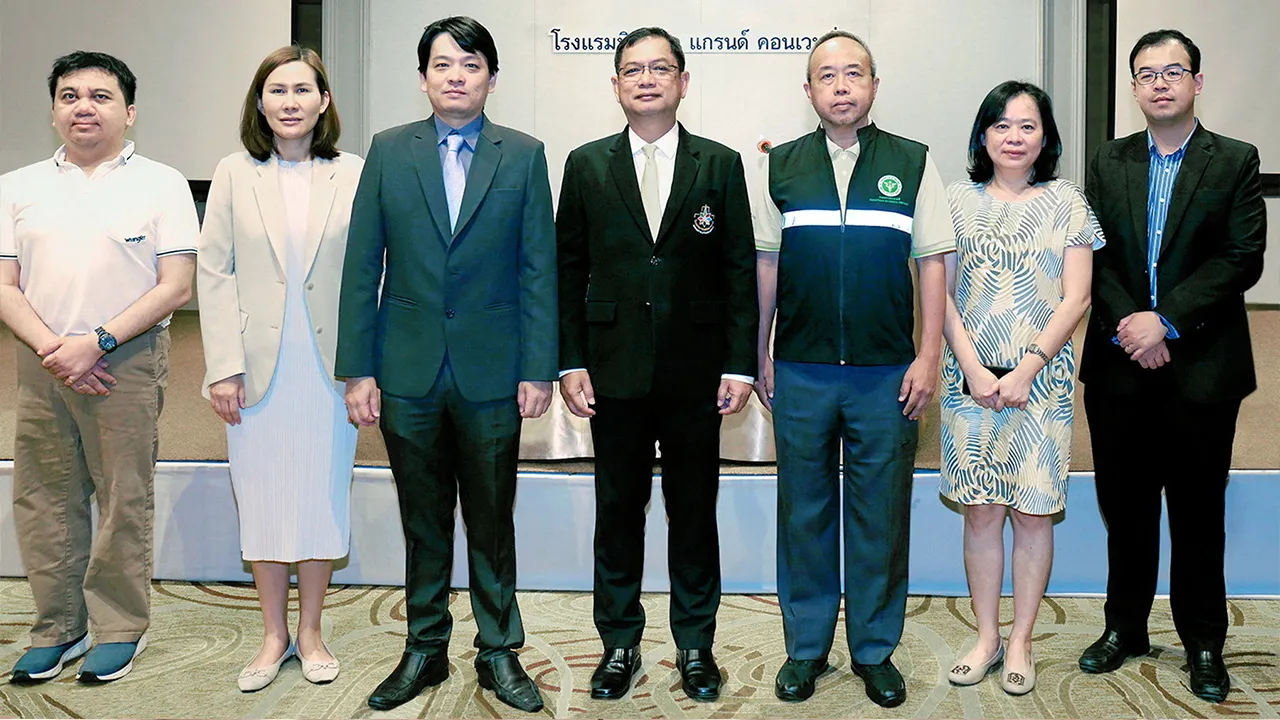 ใบรับรองแพทย์ นพ.เกรียงไกร นามไธสง ผอ.โรงพยาบาลนพรัตนราชธานี เป็นประธานเปิดการอบรมแพทย์เพื่อเป็นผู้ออกใบรับรองแพทย์สำหรับประจำเรือ กรณีขึ้นทะเบียนใหม่ โดยมี นพ.เปรมยศ เปี่ยมนิธิกุล และ นพ.กิติพงษ์ พนมยงค์ มาร่วมงานด้วย ที่ รร.มิราเคิล แกรนด์ วันก่อน.