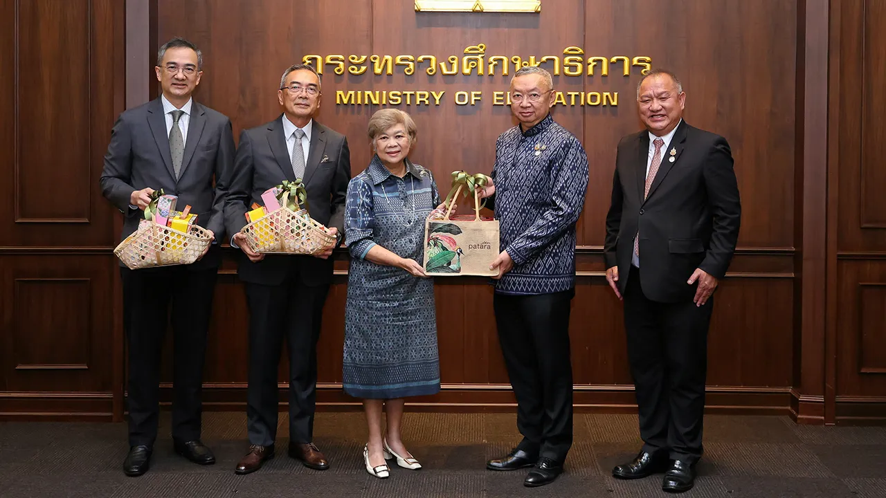 เรียนออนไลน์ - พล.ต.อ.เพิ่มพูน ชิดชอบ รมว.ศึกษาธิการ เป็นประธานในพิธีลงนามความร่วมมือโปรแกรมการจัดการเรียนรู้ด้วยตัวเองระบบทวิภาคี ระหว่าง เกษสุดา ไรวา และ กำธร ศิลาอ่อน กับ ยศพล เวณุโกเศศ เพื่อให้นักเรียนได้รับโอกาสทางการศึกษา ที่กระทรวงศึกษาธิการ วันก่อน.