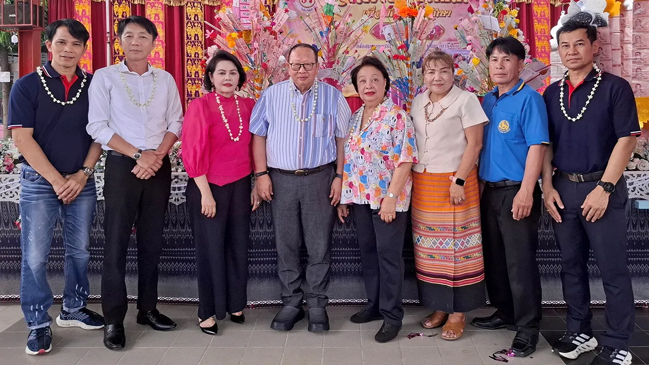 ใจบุญ - ดร.จำนงค์-กาญจนา อัศวเรืองชัย จัดพิธีทอดผ้าป่าการศึกษา พร้อมทาสีกันยุงอาคารเรียน โดยมี อรรถสิทธิ์ สนิทแจง, อลงกรณ์ ทองทัพช้าง, อัญชลี ไม้โพธิ์ และ เอื้อมจิตร ชูสกุล มาร่วมในพิธีด้วย ที่โรงเรียนวัดโรงวัว ต.แม่ก๊า อ.สันป่าตอง จ.เชียงใหม่ วันก่อน.