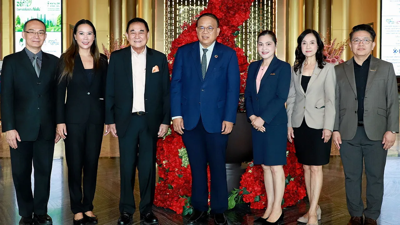 ยั่งยืน - ดร.อัศวิน อิงคะกุล ให้การต้อนรับ ดร.วิจารย์ สิมาฉายา ในโอกาสเปิดการสัมมนาเรื่อง Net Zero ด้วยการจัดซื้อจัดจ้างที่ยั่งยืน โดยมี ลักษมีกานต์ อิงคะกุล, เทอดศักดิ์ ปวิธพาณิชย์, วราภรณ์ โพธิกุดสัย และ วิชชุกรณ์ รุจิราขจรชัย มาร่วมต้อนรับด้วย ที่โรงแรมอัศวิน แกรนด์ วันก่อน.