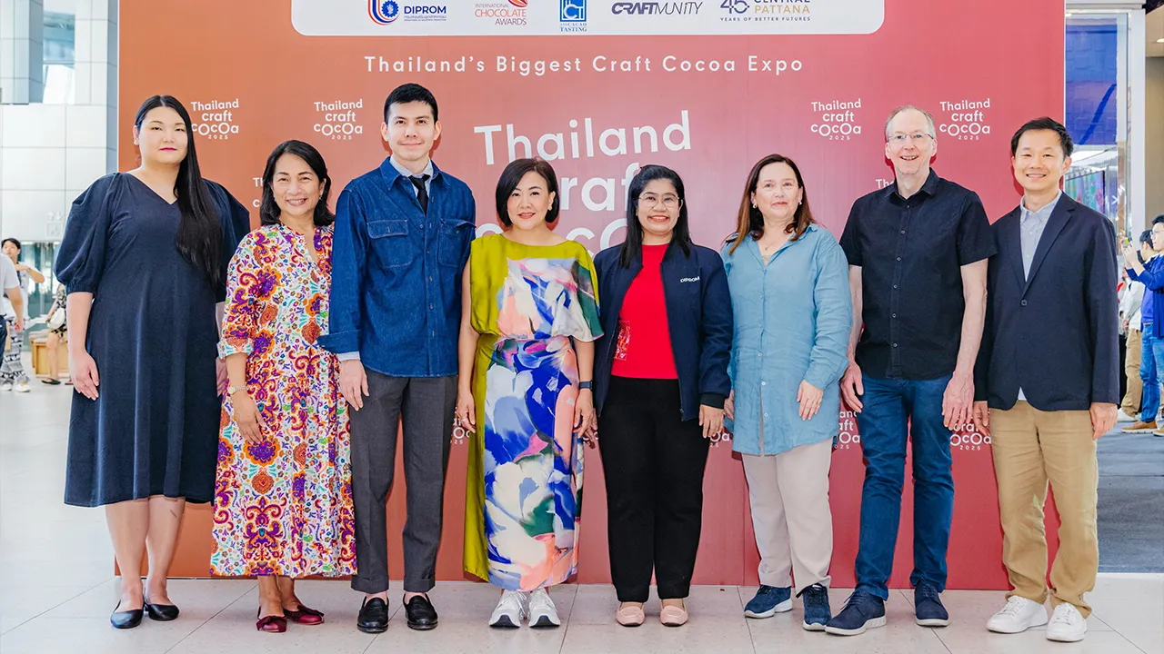 อย่าพลาด - ขวัญแก้ว สิริจินดา และ ศศิวิมล สุทธิเลิศ แถลงข่าวการจัดงาน “THAILAND CRAFT COCOA 2025” ระหว่าง 19-25 พ.ค. โดยมี จักรพันธ์ อมรสมบูรณ์ศักดิ์, พันธุ์โสภิณ สุภาพพานิช, โมนิกา เมสชิน และ มาร์ติน คริสตี้ มาร่วมงานด้วย ที่เซ็นทรัลเวิลด์ วันก่อน.