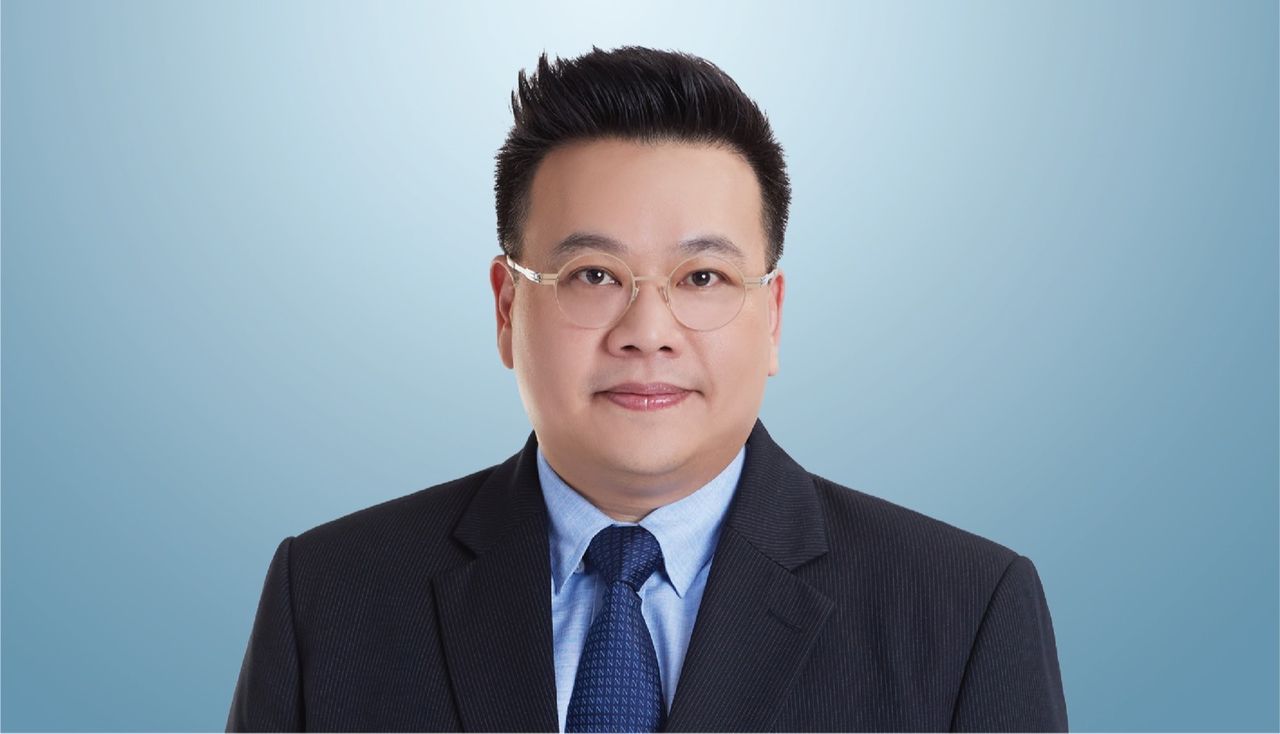 รศ. ดร. วิพุธ อ่องสกุล คณบดีคณะบริหารธุรกิจ สถาบันบัณฑิตพัฒนบริหารศาสตร์ (นิด้า) และกรรมการผู้ทรงคุณวุฒิในคณะกรรมการกำกับหลักทรัพย์และตลาดหลักทรัพย์ (ก.ล.ต.) 