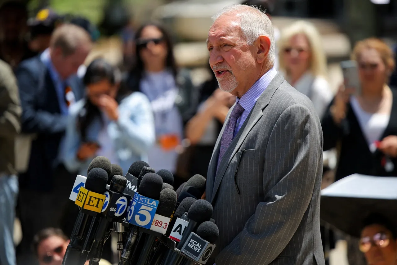 มาร์ก เกรากอส ทนายความของไลล์ กับเอริก เมเนนเดซ