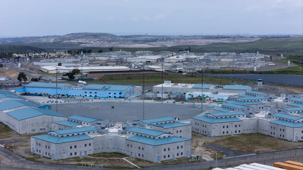 ทัณฑสถาน “ริชาร์ด เจ. โดโนแวน” ในเมืองซานดิเอโก รัฐแคลิฟอร์เนีย สถานที่คุมขังพี่น้องเมเนนเดซ