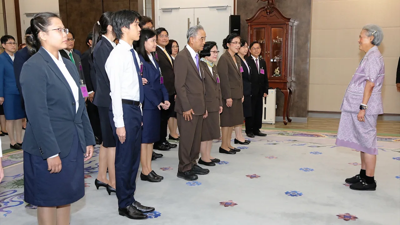 สมเด็จพระกนิษฐาธิราชเจ้า กรมสมเด็จพระเทพรัตนราชสุดาฯ สยามบรมราชกุมารี เสด็จออก ณ วังสระปทุม พระราชทานพระราชวโรกาสให้ ศ.ไพรัช ธัชยพงษ์ นำผู้ได้รับคัดเลือกเข้าร่วมโครงการภาคฤดูร้อน ขององค์การวิจัยนิวเคลียร์ยุโรปและศูนย์ฟิสิกส์ดาราศาสตร์ อนุภาคไอซ์คิวบ์ เฝ้าฯ รับพระราชทานพร ก่อนเดินทางไปศึกษาดูงาน เมื่อวันก่อน.