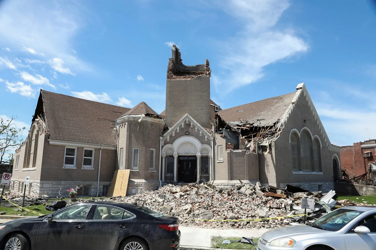 โบสถ์เซนเทนเนียล คริสเตียน เสียหายเพราะพายุทอร์นาโด