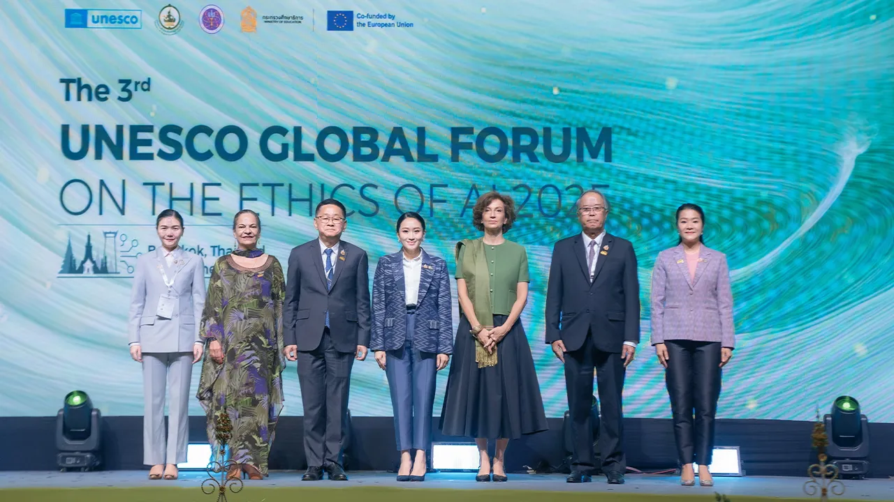 ประชุม แพทองธาร ชินวัตร นายกรัฐมนตรี เปิดการประชุมวิชาการนานาชาติ “The 3rd UNESCO Global Forum on the Ethics of AI 2025” โดยมี ออเดรย์ อาซูเลย์, ประเสริฐ จันทรรวงทอง และ ชูศักดิ์ ศิรินิล มาร่วมงานด้วย ที่โรงแรมเซ็นทาราแกรนด์ เซ็นทรัลเวิลด์ วันก่อน.