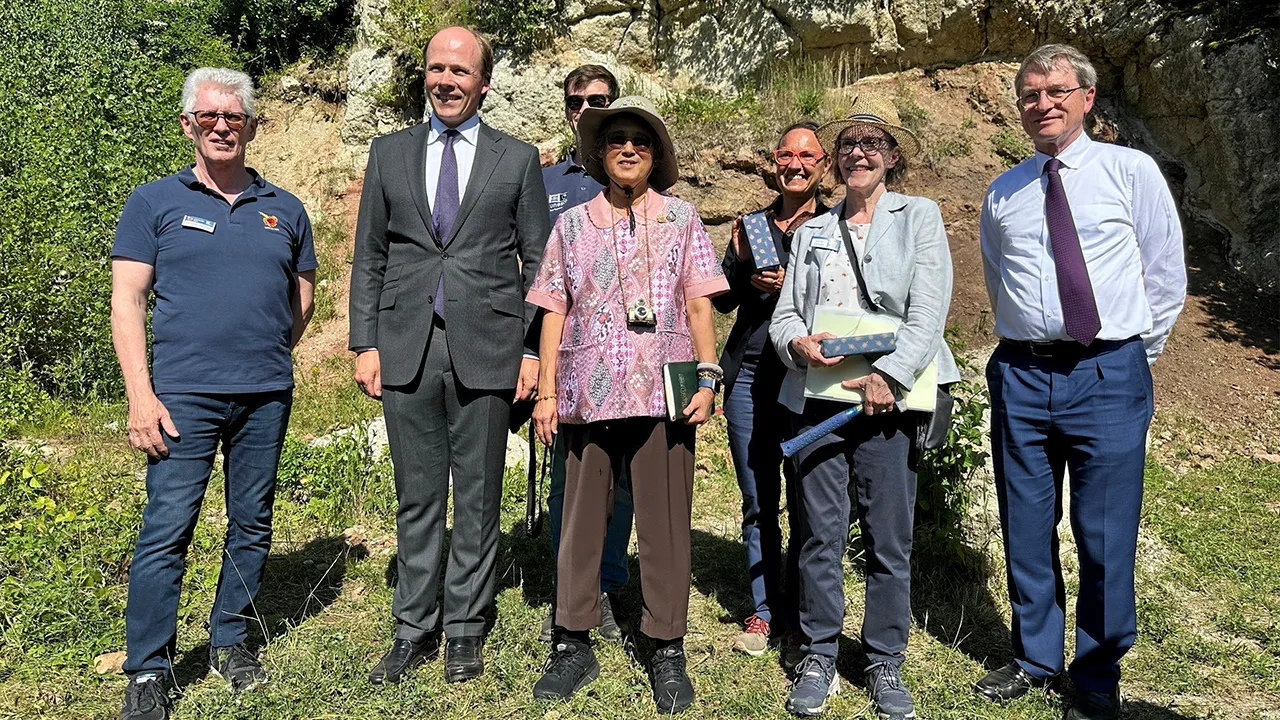 สมเด็จพระกนิษฐาธิราชเจ้า กรมสมเด็จพระเทพรัตนราชสุดาฯ สยามบรมราชกุมารี เสด็จฯไปทอดพระเนตรความหลากหลายทางธรณีวิทยาในเกโอโทปลินด์เล อุทยานธรณีโลกยูเนสโก จีโอพาร์ค รีส ณ สหพันธ์สาธารณรัฐเยอรมนี เมื่อวันก่อน.