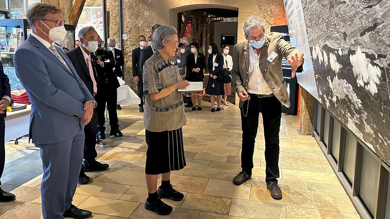 สมเด็จพระกนิษฐาธิราชเจ้า  กรมสมเด็จพระเทพรัตนราชสุดาฯ  สยามบรมราชกุมารี  เสด็จฯไปทอดพระเนตรพิพิธภัณฑ์รีสคราเตอร์  จัดแสดงข้อมูลทางธรณีวิทยาที่เกิดกับพื้นผิวโลก  ณ  เมืองเนิร์ดลิงเงอ  สหพันธ์สาธารณรัฐเยอรมนี  เมื่อวันก่อน.