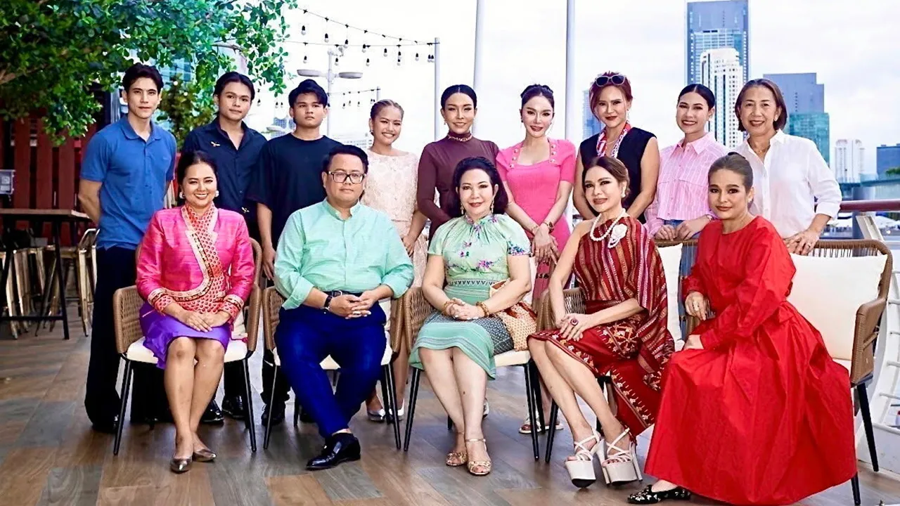 เบิร์ธเดย์ ม.ล.ปุญยนุช เกษมสันต์ ดุลยจินดา ประธานชมรมเพลินไทยสมัยนิยม จัดงานเลี้ยงฉลองวันเกิดให้ สุดจิตร์ สุดจิตต์ และ สุนันท์ สะอาด โดยมี นิติรัตน์ เปลี่ยนขํา, ทอปัด อิงคานุวัฒน์ และ ณัฐธยาน์ ประเสริฐสุวรรณ มาร่วมอวยพรด้วย ที่ห้องอาหาร River Sit ริเวอร์ซิตี้ วันก่อน.